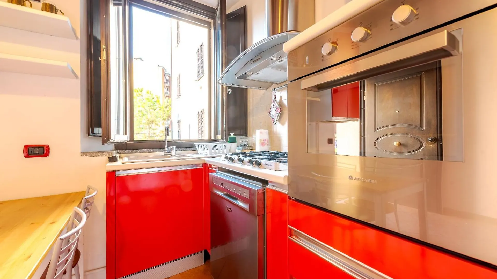 Guest Planet - Rosso Milano Apartment - Navigli Area