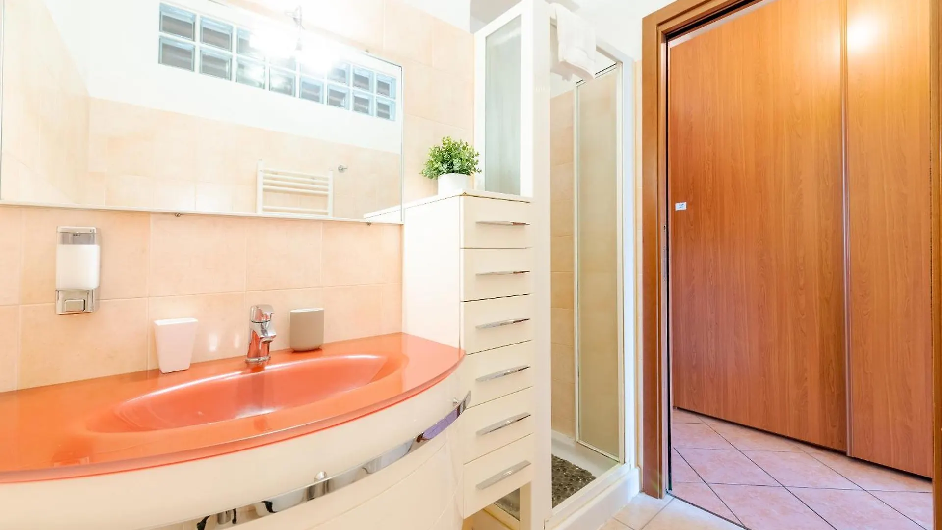 Guest Planet - Rosso Milano Apartment - Navigli Area 0*,  Italia
